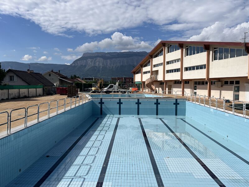 Mini-pelle sur le bassin ludique