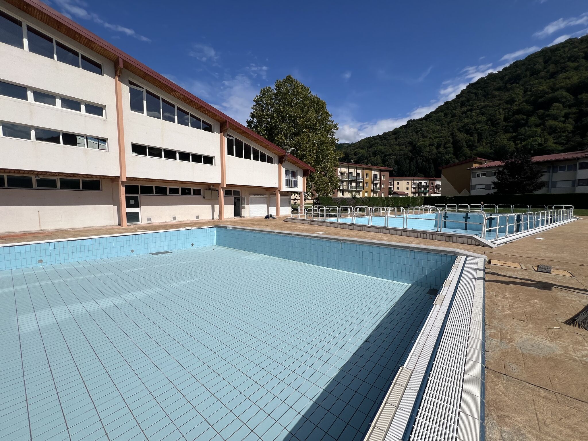 Grand bassin vidé avant travaux