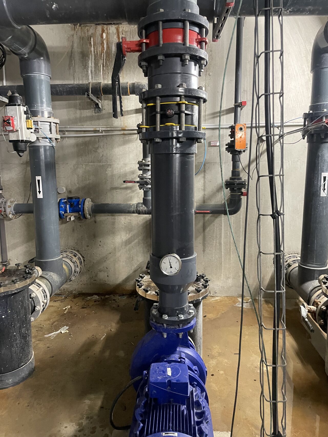 Colonne principale avec manomètre et vannes, Nemausa