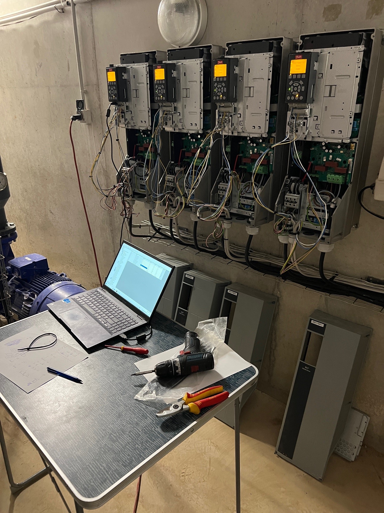 Variateurs ouverts pendant le câblage., Nemausa