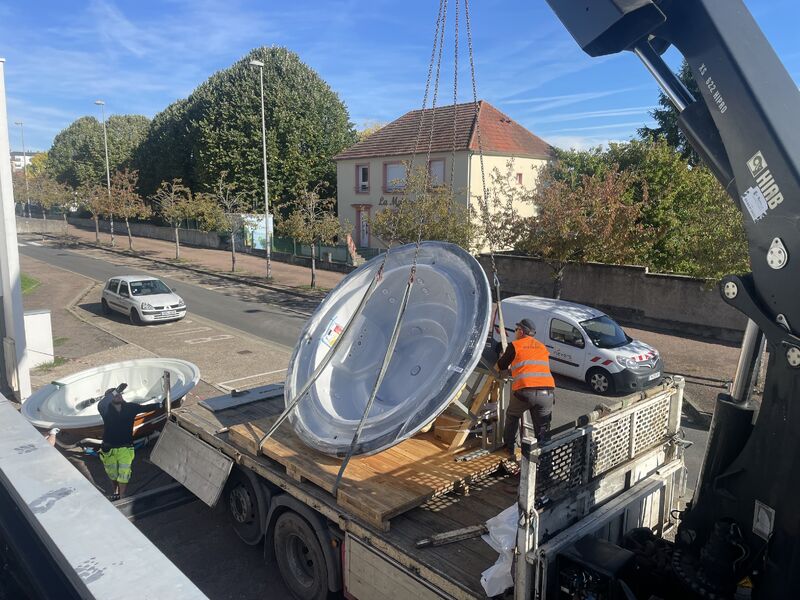 Grutage de la coque de jacuzzi