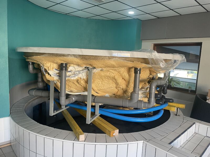 Grutage de la coque de jacuzzi