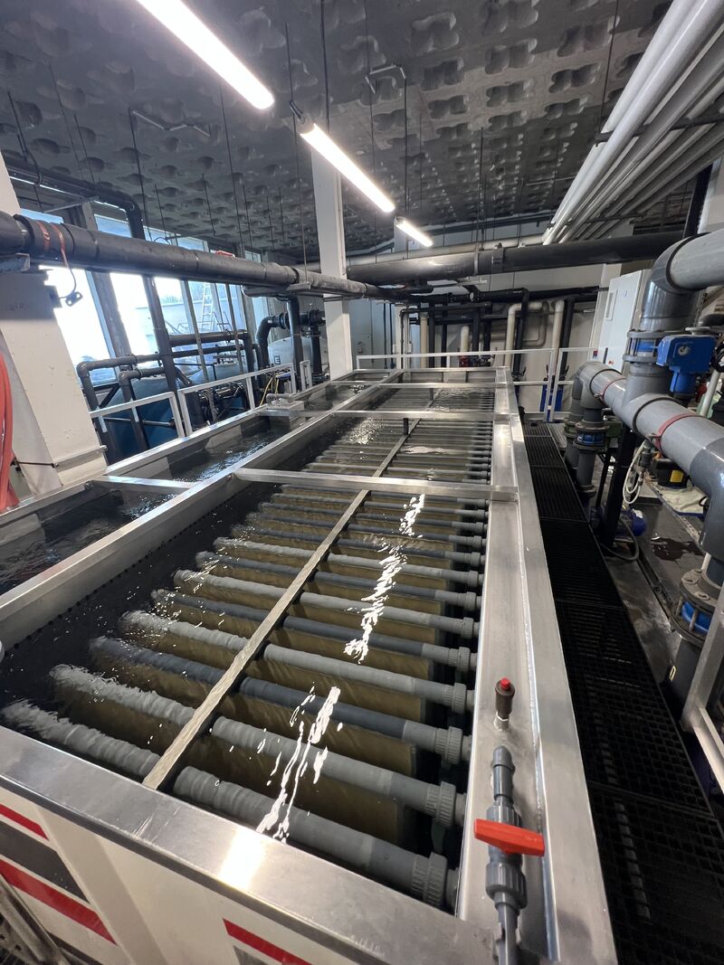 Banc de toiles filtrantes à diatomées gravitaire.