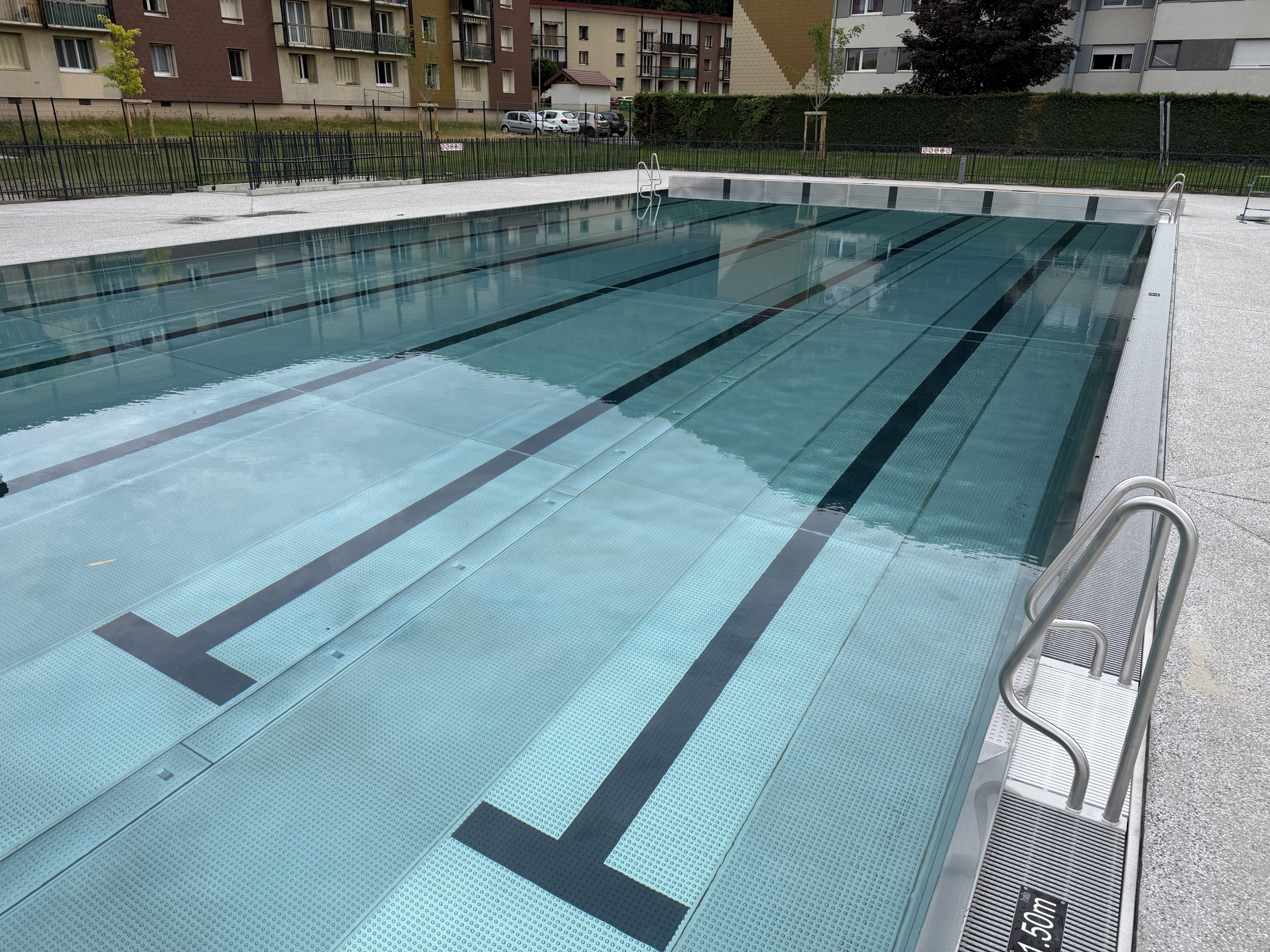 Vue générale des bassins extérieurs rénovés de la piscine de Domène