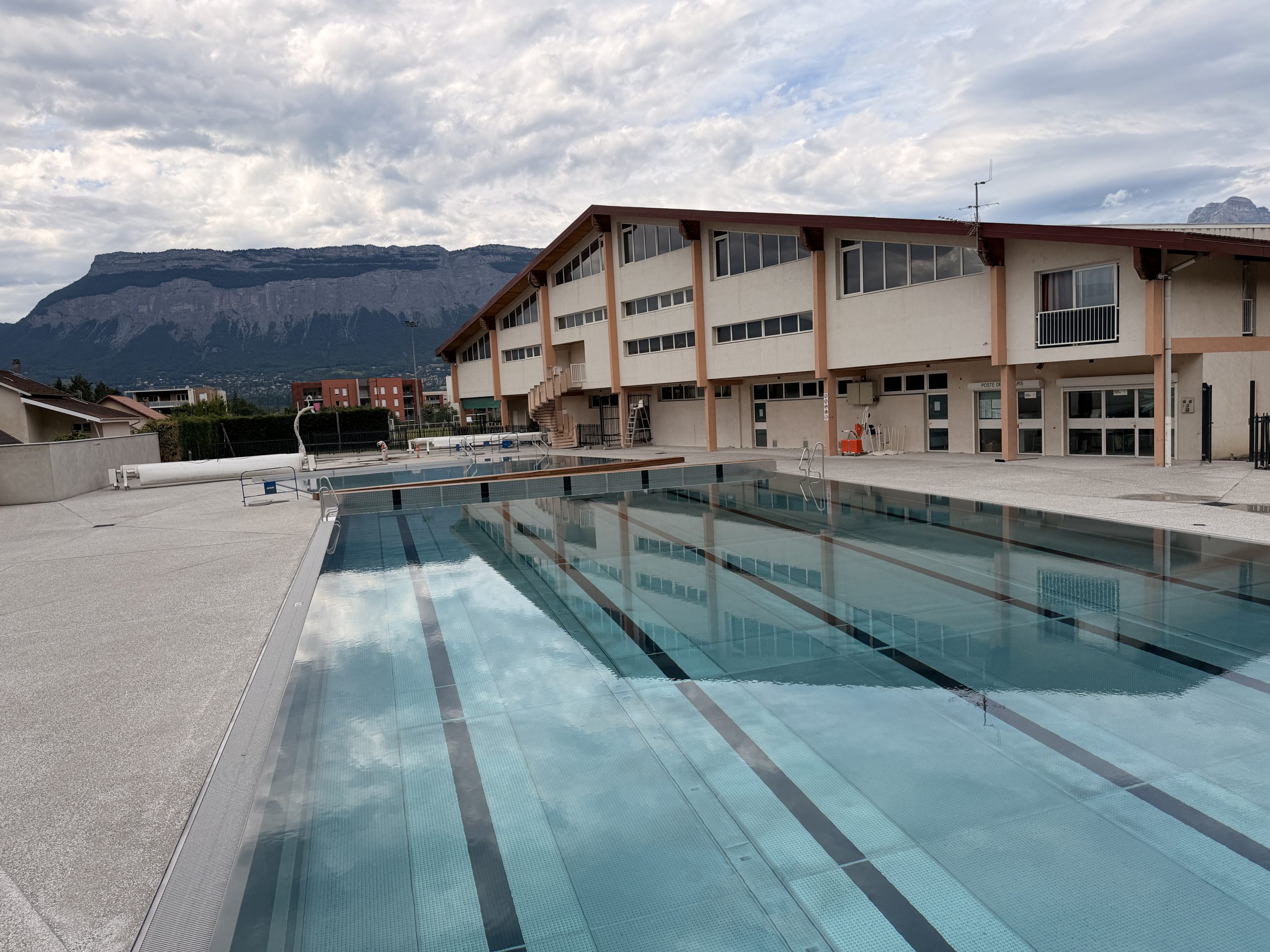 Bassin extérieur rénové avec revêtement inox à Domène